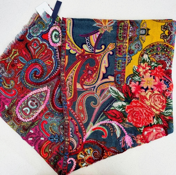 Floral wool embroidered scarf - Picture 4 of 7